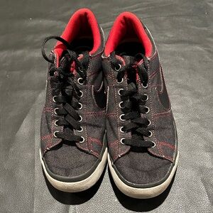 Nike Low Size 8